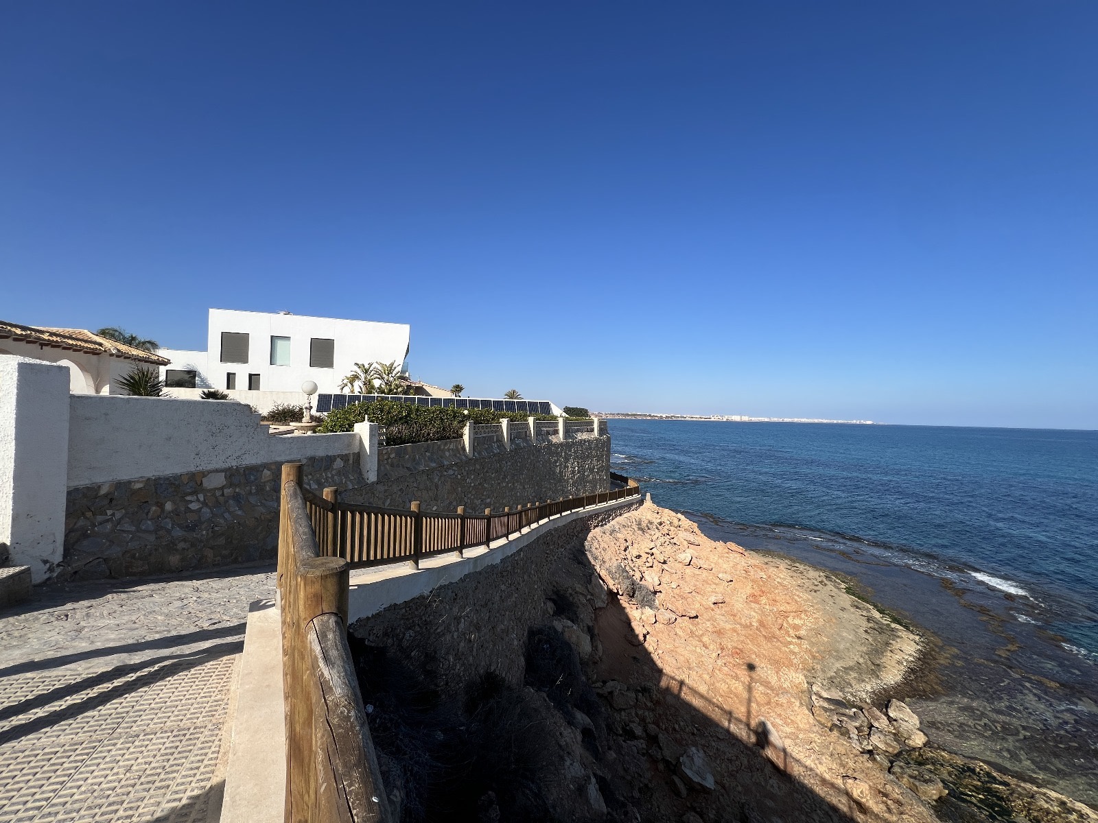 FIRST LINE TO THE SEA, DETACHED VILLA.